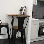 Cosy & Convenient In Apartment *